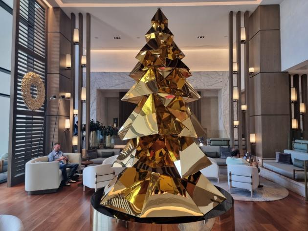 La lobby dell'Amara Hotel addobbata per il Natale