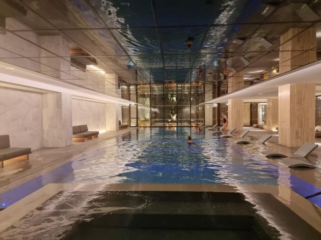 La piscina indoor dell'Amara Hotel