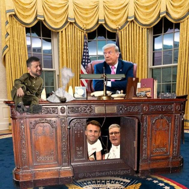 Trump, Zelensky seduto sulla sua scrivania, Starmer e Macron si nascondono