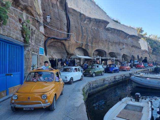Lo sbarco delle 500 storiche sull'isola di Ventotene