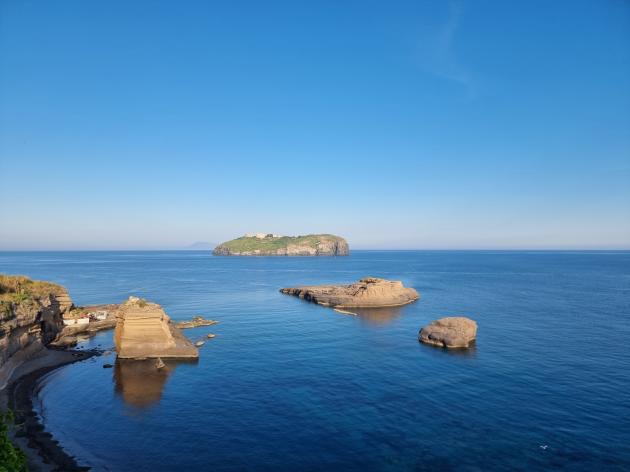 Paesaggi ventotenesi e sullo sfondo l'isola di S. Stefano