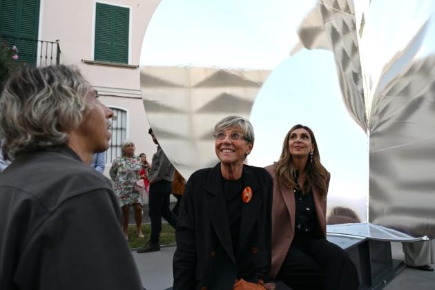 Da sinistra: Patrick Tuttofuoco, la sindaca di Brescia Laura Castelletti e la curatrice artistica Valentina Ciarallo