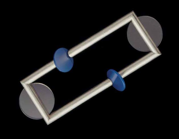 Alberto Zorzi. 1988  spilla in acciaio, agata e cristallo di Rocca.