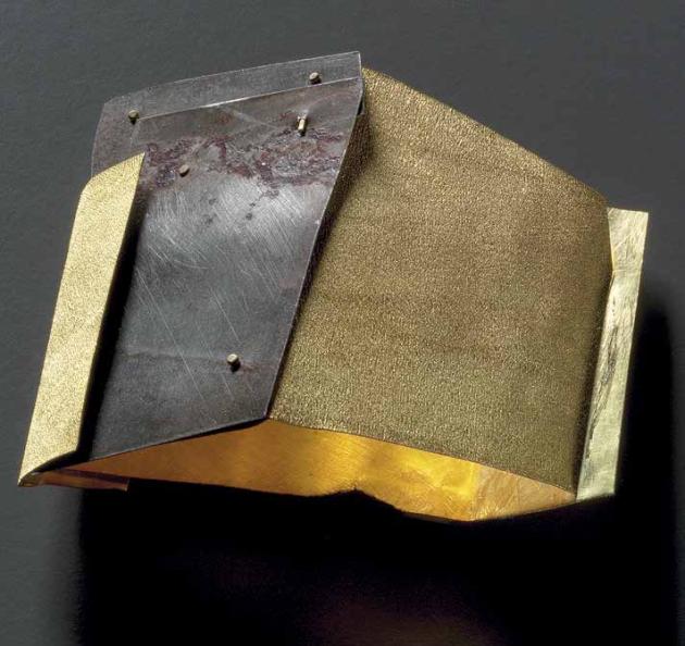 Annamaria Zanella. Spilla La Stanza, Oro e Ferro 2001