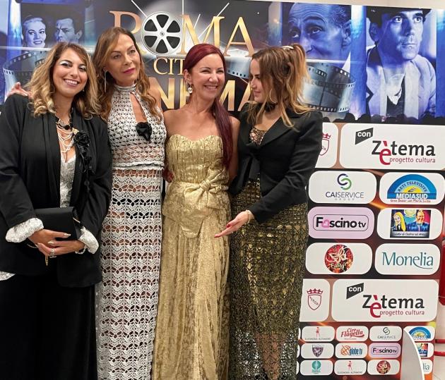 Paola Toppi con Valentina Battini, Helena Romanova e Carlotta Ghirardini 