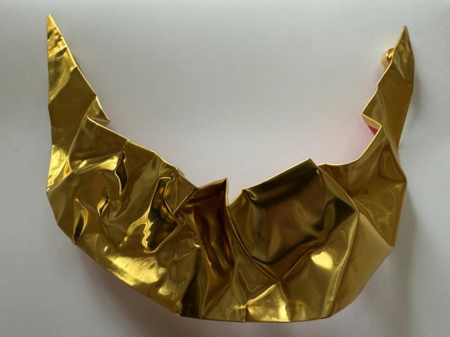 Tiziana Lorenzelli. Collier in metallo dorato fissato con ferro magnetico. 2024. Courtesy Babs Gallery, Milano 
