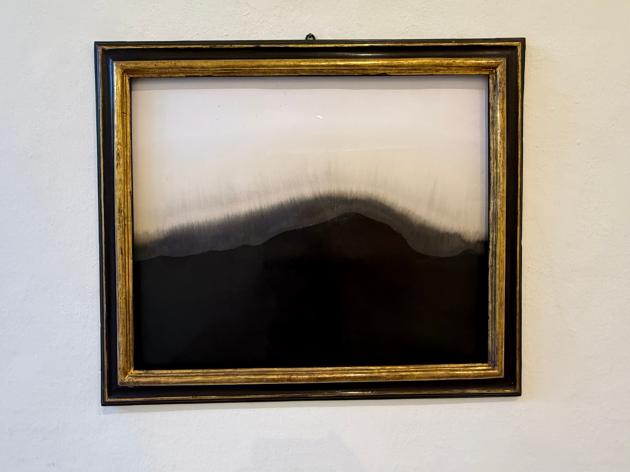 Paesaggio. 2025. Olio motore esausto su carta . Cornice del XX  secolo