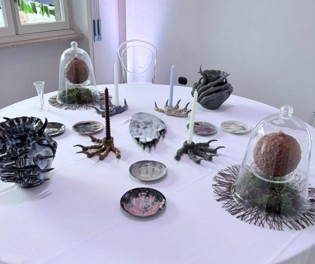 La mise en place artistica di Naomi Gilon