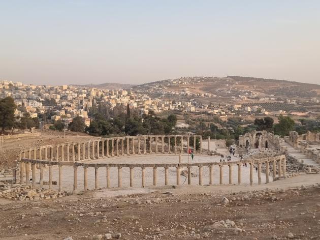 Il colonnato di Jerash visto dall'alto con le 56 colonne