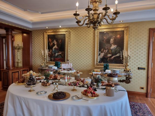 La tavola dei dolci nella Petronius Suite by Dario Nuti pastry chef