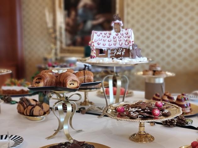 La tavola dei dolci nella Petronius Suite by Dario Nuti pastry chef