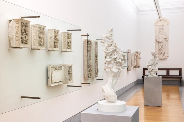 L’opera scultorea di Samorí nel corridoio che conserva i frammenti del monumento funebre a Gastone di Foix.