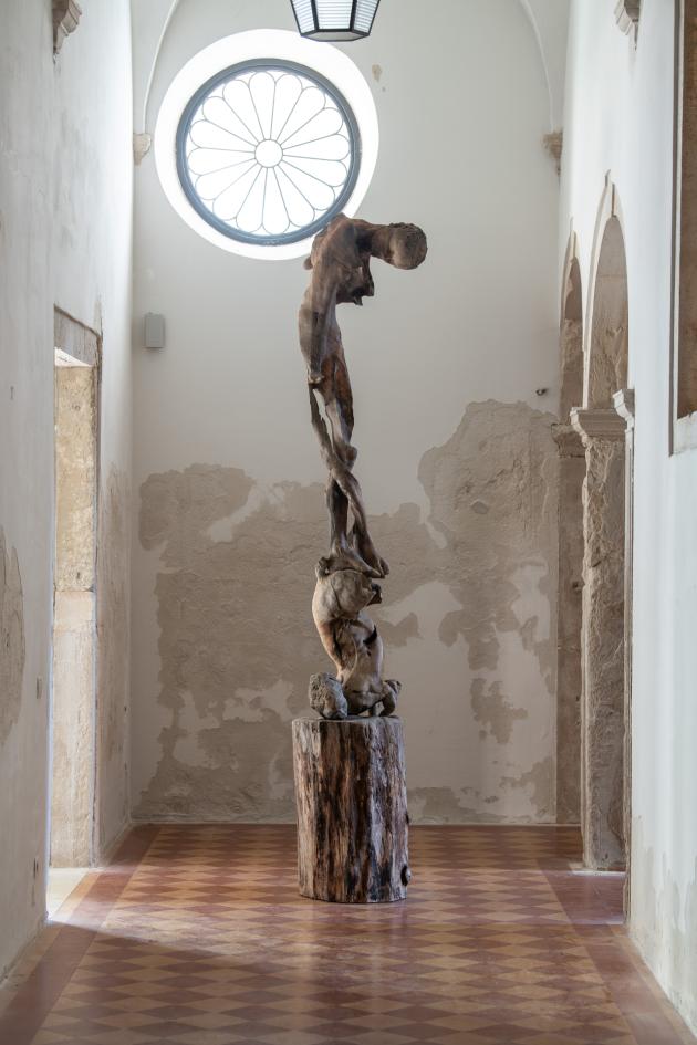 5. Tronco di noce intaligato da Nicola Samorí.