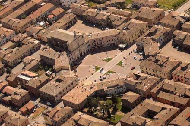 La piazza ottagonale di Borgo San Lorenzo Nuovo