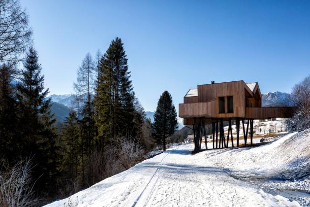 La sauna sospesa nel bosco dell'Olympic Spa Hotel