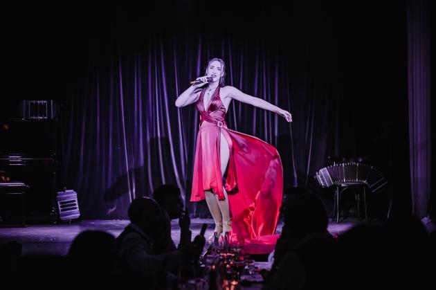 Performance di artisti al Porte&ntilde;o Prohibido a Milano