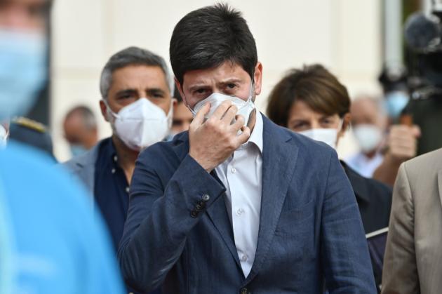 Obbligo vaccinale, Speranza: "Stiamo valutando"
