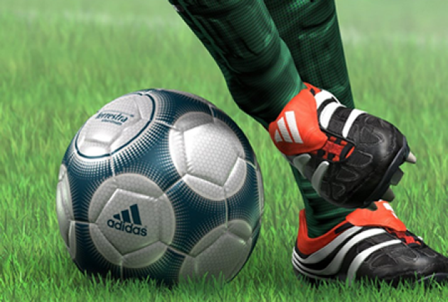 un pallone che sta per essere calciato