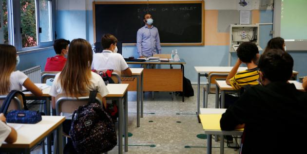 Obbligo vaccinale per docenti e Forze dell'Ordine da oggi: pronte multe e sospensioni