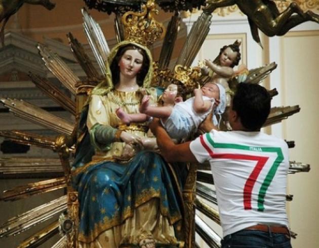 Inchino al boss in Calabria, primi indagati