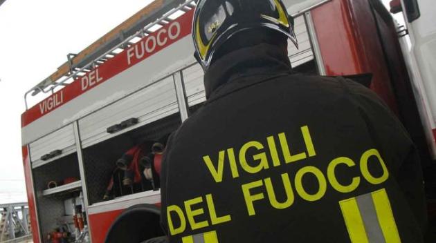 Incendio a Navacchio, centro commerciale in fiamme: nube di fumo dall'Ipercoop