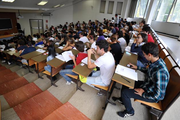 università
