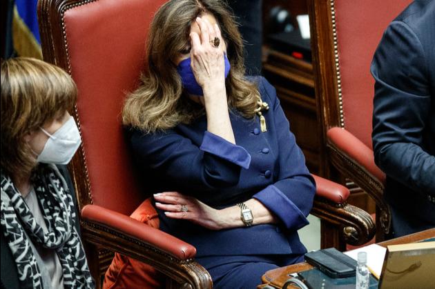 Quirinale, dopo il voto malore per la Casellati: esce dall'Aula sostenuta da un assistente