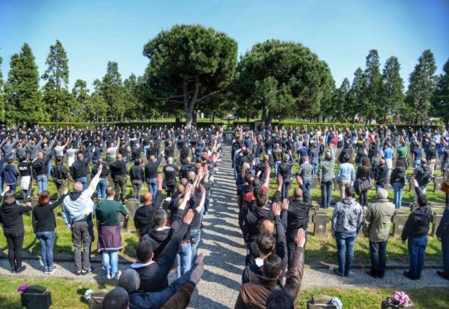 Cimitero di Milano: "il saluto fascista del 25 aprile 2016 non era reato", la Cassazione