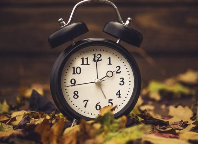 Ora legale 2022 quando cambia: si dorme di più o di meno? Sarà l'ultima volta