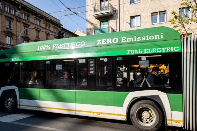 Atm, a Milano disservizi su tutta la rete, 76 corse di bus e tram tagliate su 130 totali, mancano 370 conducenti: e Sala mette il blocco alle auto
