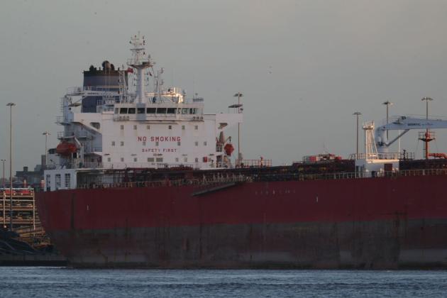 Embargo al petrolio russo, Mosca aggirerà le sanzioni "con una flotta fantasma di 100 navi e una miscela di greggio"