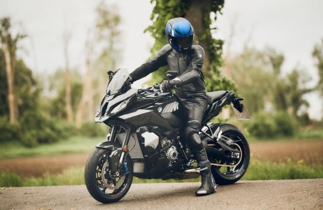 Bmw Motorrad presenta il prototipo M 1000 XR da 200 cavalli