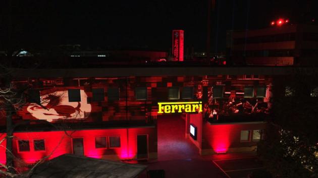 Ferrari, un light show accende gli stabilimenti di Maranello