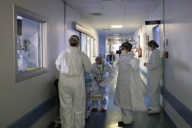 Covid, contagi a -73% nella 1a settimana di dicembre 2023 (vs. stesso periodo 2022), ma scatta l'allarmismo con un +14% senza considerare la stagionalità