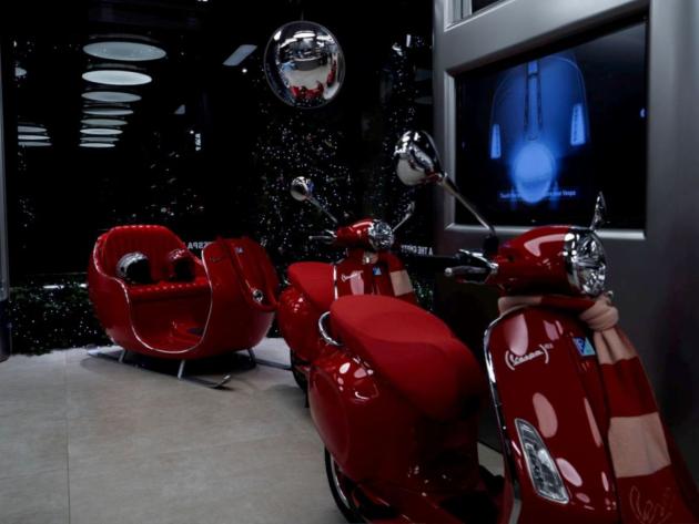 Lo spirito del Natale Incontra Vespa nel cuore di Milano