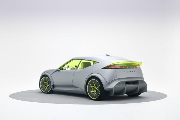 Hyundai IONIQ 3 debutta tra le berline elettriche compatte