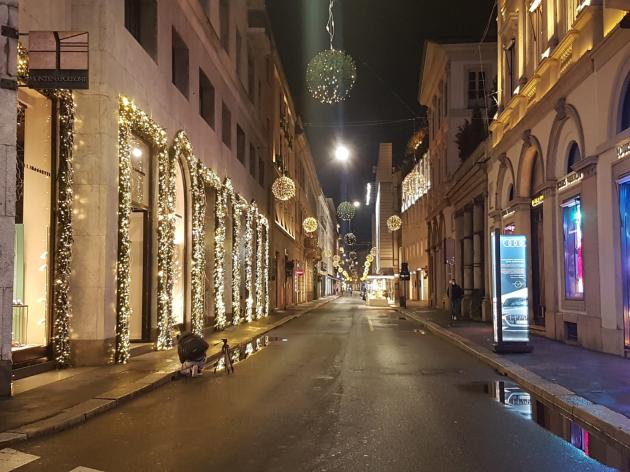 Milano, corso como, 24 enne accoltellato alla schiena