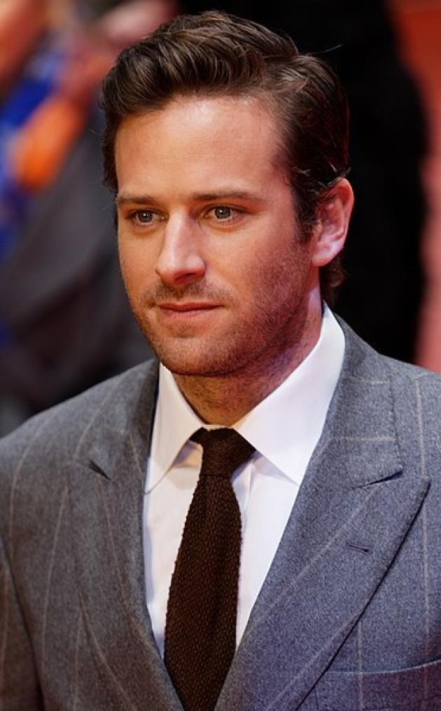Armie Hammer accusato di essere un cannibale, spuntano le chat