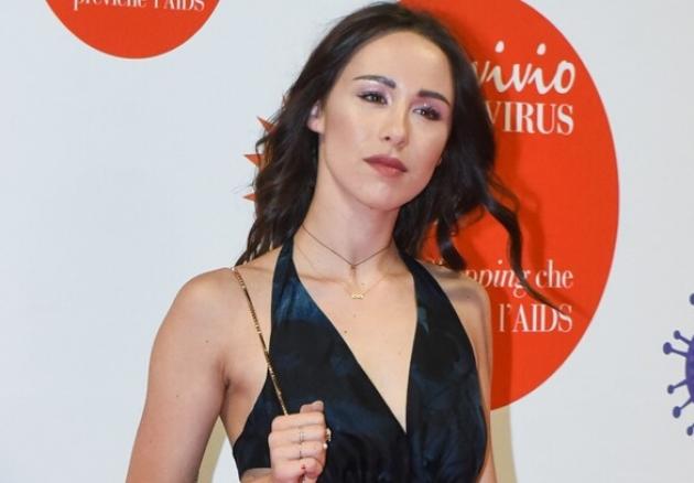 Aurora Ramazzotti scatto hot che infuoca il web: slaccia la vestaglia e.. 