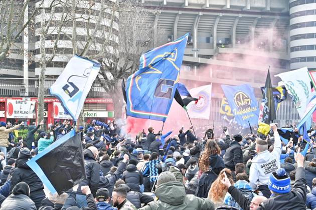 Milan-Inter, il derby dell’assembramento. Violate le regole anti-Covid fuori da San Siro