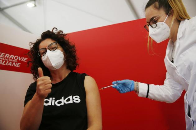 Vaccino AstraZeneca, Inghilterra non ha paura