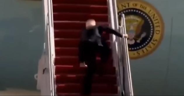 Biden cade sulle scale dell'aereo