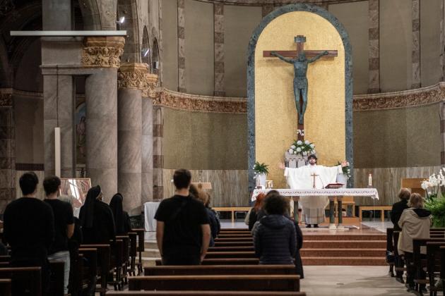 "Feti vivi usati per produrre Vaccino Covid", bufera sul parroco di Cesena