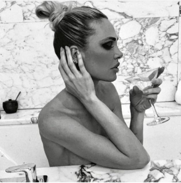 Ilary Blasi nuda nella vasca: foto sexy infuoca Instagram e anche.. Totti