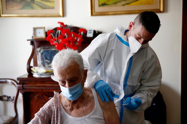 Covid, i nobel Weissman e Karikò nel 2018: "Vaccino mRNA causa infiammazioni ed effetti tossici avversi, necessarie precauzioni"; nel 2021 le inoculazioni di massa