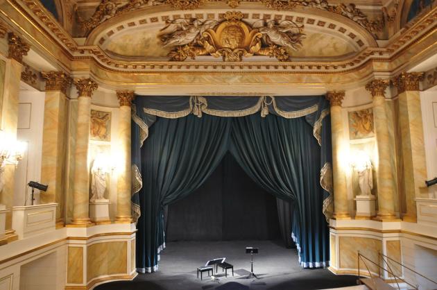 Coronavirus e teatri chiusi. La proposta di Micheli : "Vacciniamo i musicisti"