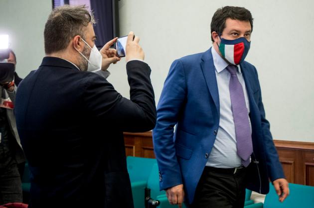 Salvini al mercato: "Guardate cosa ho nel portafogli..." Il negoziante: "Magari"