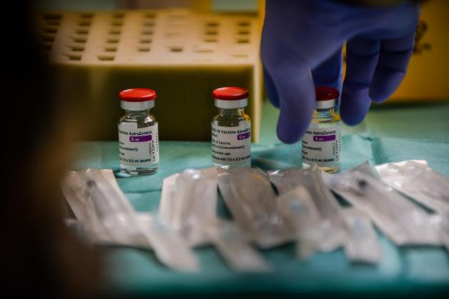 Covid, vaccino AstraZeneca e trombosi: ecco le possibili cause 