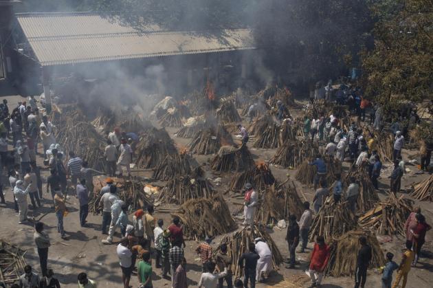 Covid India, morti bruciati in strada: il Premier ordina a Facebook di oscurare i post