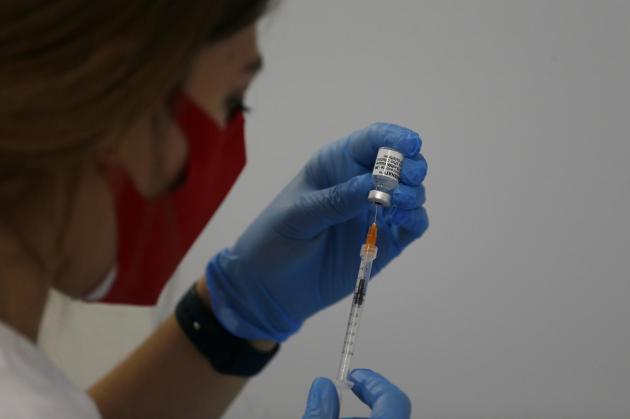 Vaccino Covid, trovata causa delle trombosi con Astrazeneca e J&J